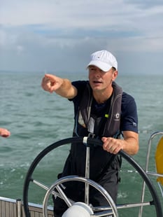 Regatta - Tim pointing 700 x 933